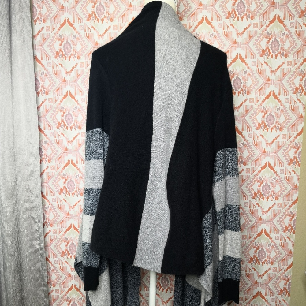 Neiman Marcus Medium Open Front Cashmere Wrap - Picture 4 of 7